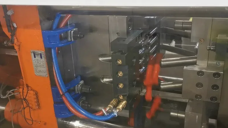 Alat za brizganje plastike na mašini, sa gotovim delom